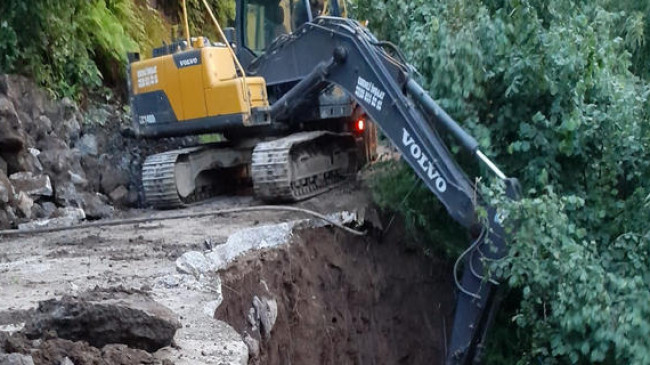 Esenli Köyünde Çalışma Var  Ana Yol Yeniden Kapatıldı